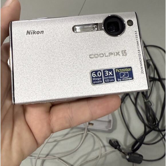 Nikon CoolPix S5 Silver 6MP 3x Optical Zoom 2.5" Screen Compact Digital Camera - Picture 3 of 8